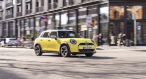 Read more about the article 2025 Mini Cooper S. EL buen perfume se vende en frasco pequeño.