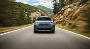 Read more about the article Toyota explora terrenos novedosos con el 2025 Crown Signia.