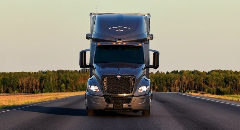 You are currently viewing CAMIONES AUTÓNOMOS: LA PREGUNTA NO ES SI, SINO QUIÉN SOBREVIVIRÁ CUANDO