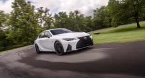 Read more about the article Lexus IS 350 F-Sport, esquivando la modernidad, rindiendo culto a la tradición.